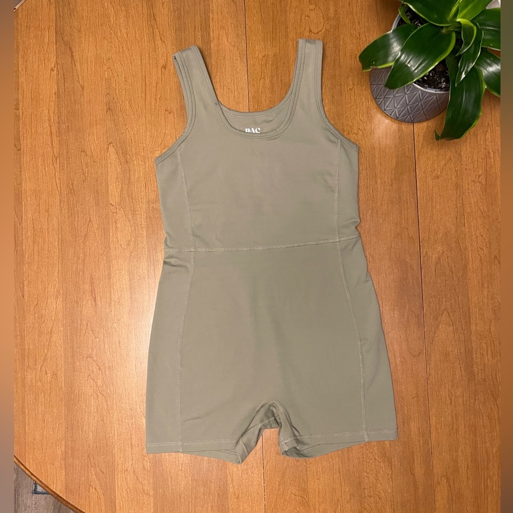 Green Sleeveless Jumpsuit with Fitted Silhouette